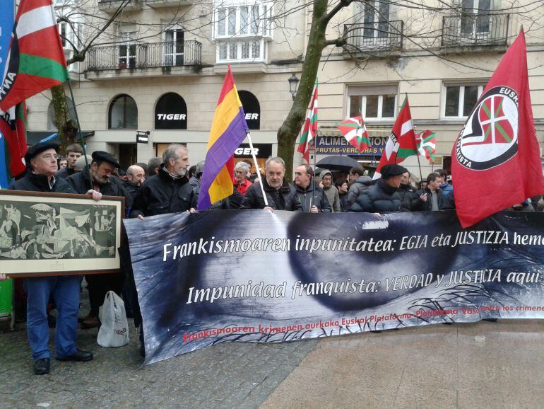 Manifestantes en recuerdo de las víctimas del franquismo se concentran en el centro de Vitoria