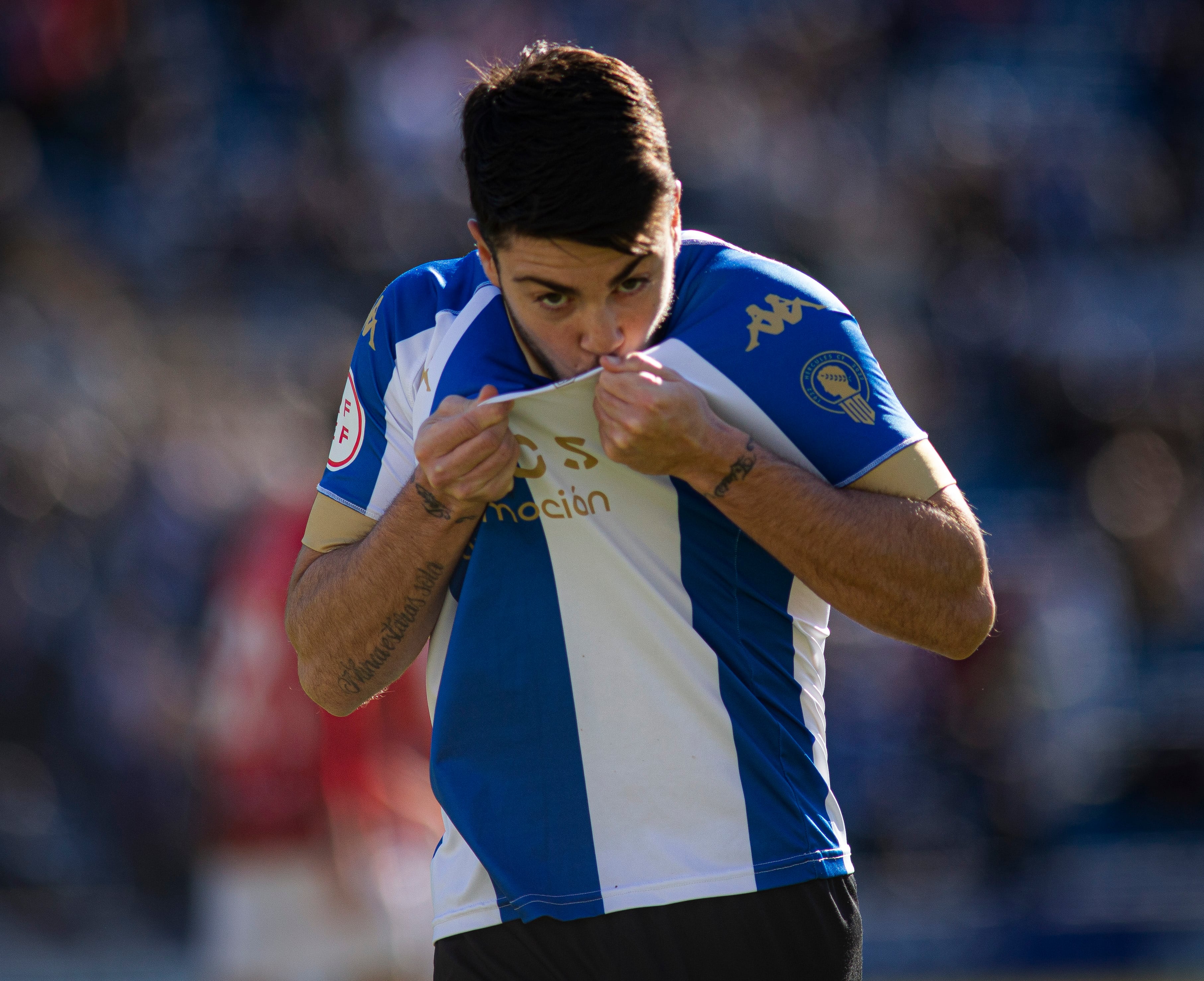 Alvarito, jugador del Hércules CF, besando el escudo del equipo