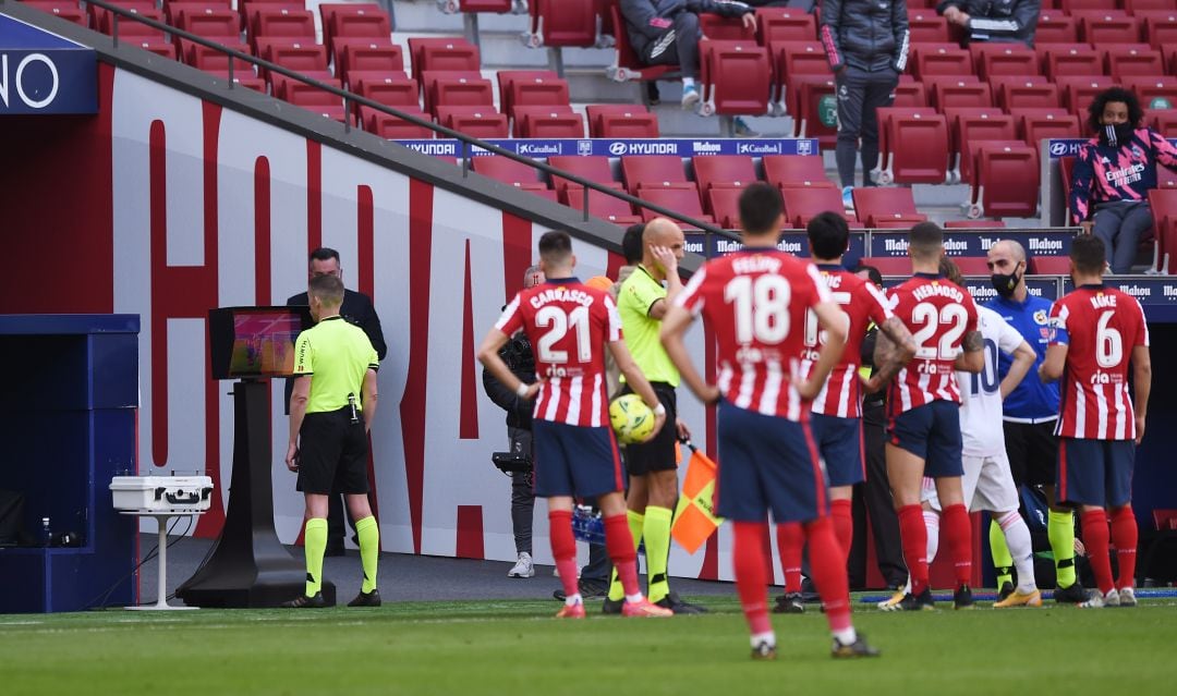 Hernández Hernández consulta el VAR en un partido entre el Atlético y el Real Madrid.