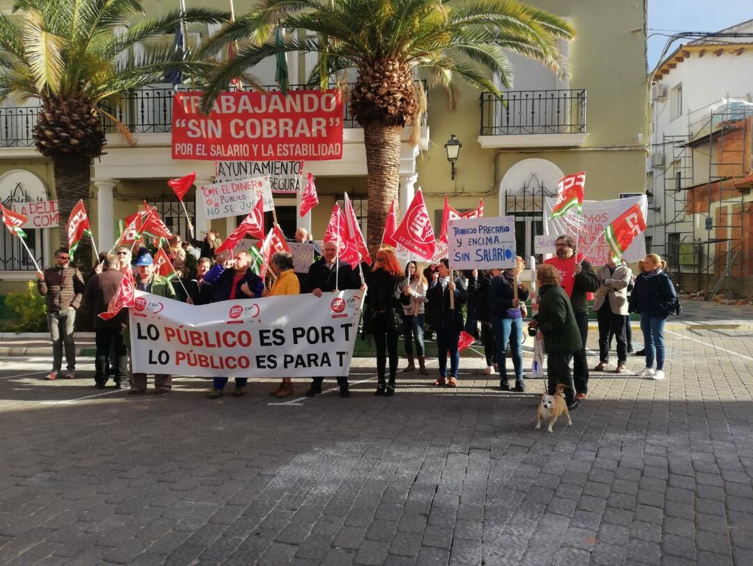 Concentración de los trabajadores del ayuntamiento de La Puerta de Segura de este 12 de noviembre, que como cada lunes, repiten la acción de protesta