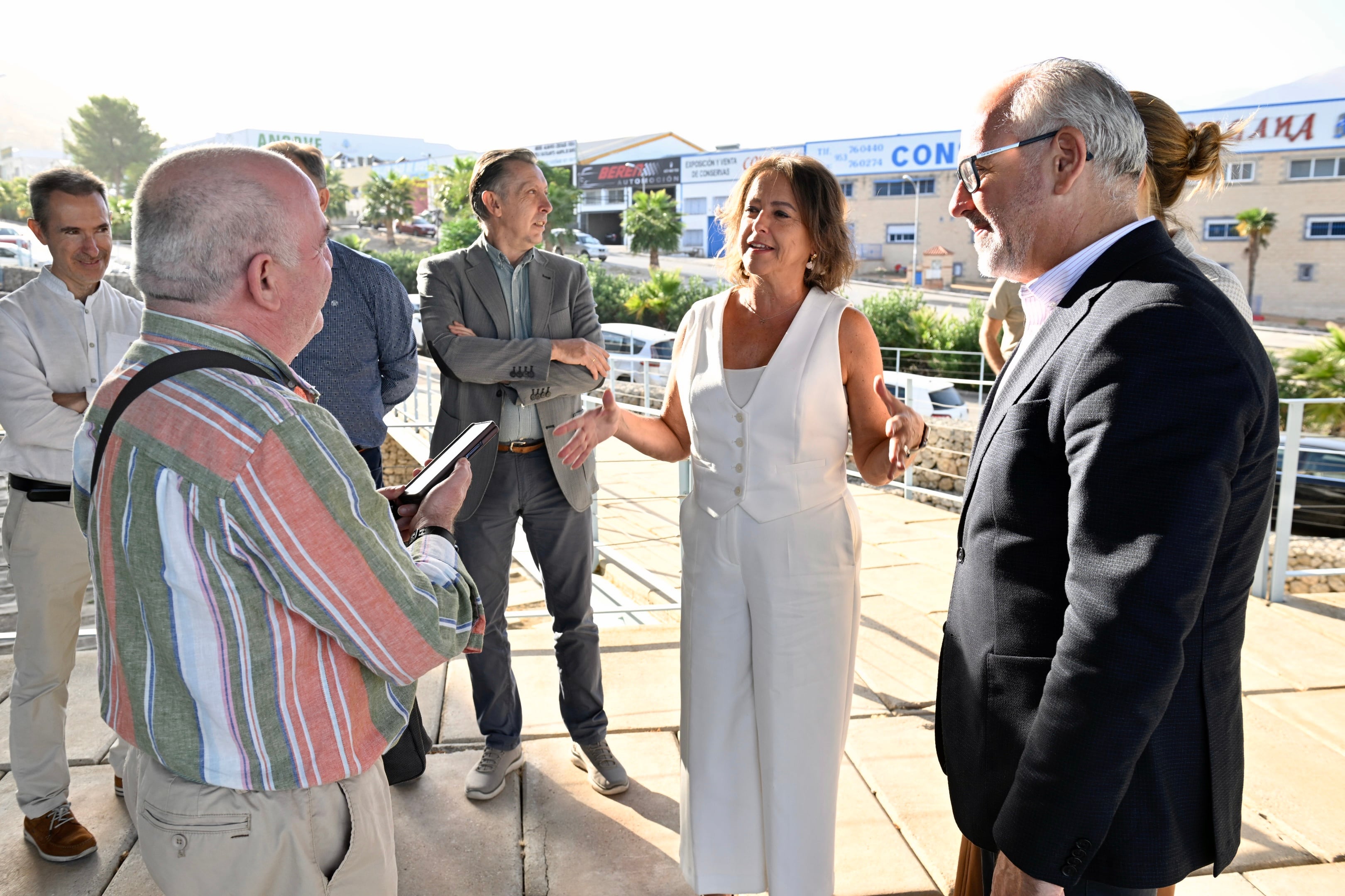 Consejera y delegados atienden a los medios de comunicación