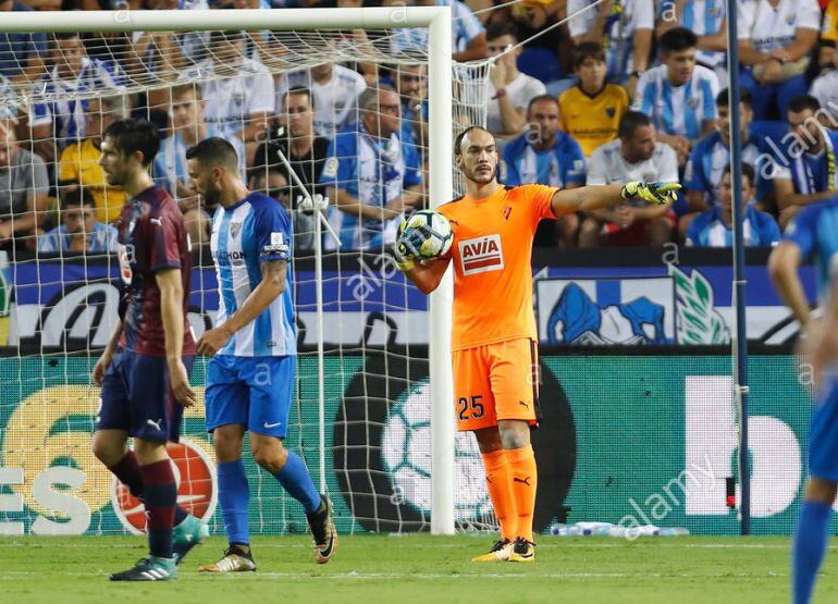 Dmitrovic hace indicaciones en un partido de esta temporada