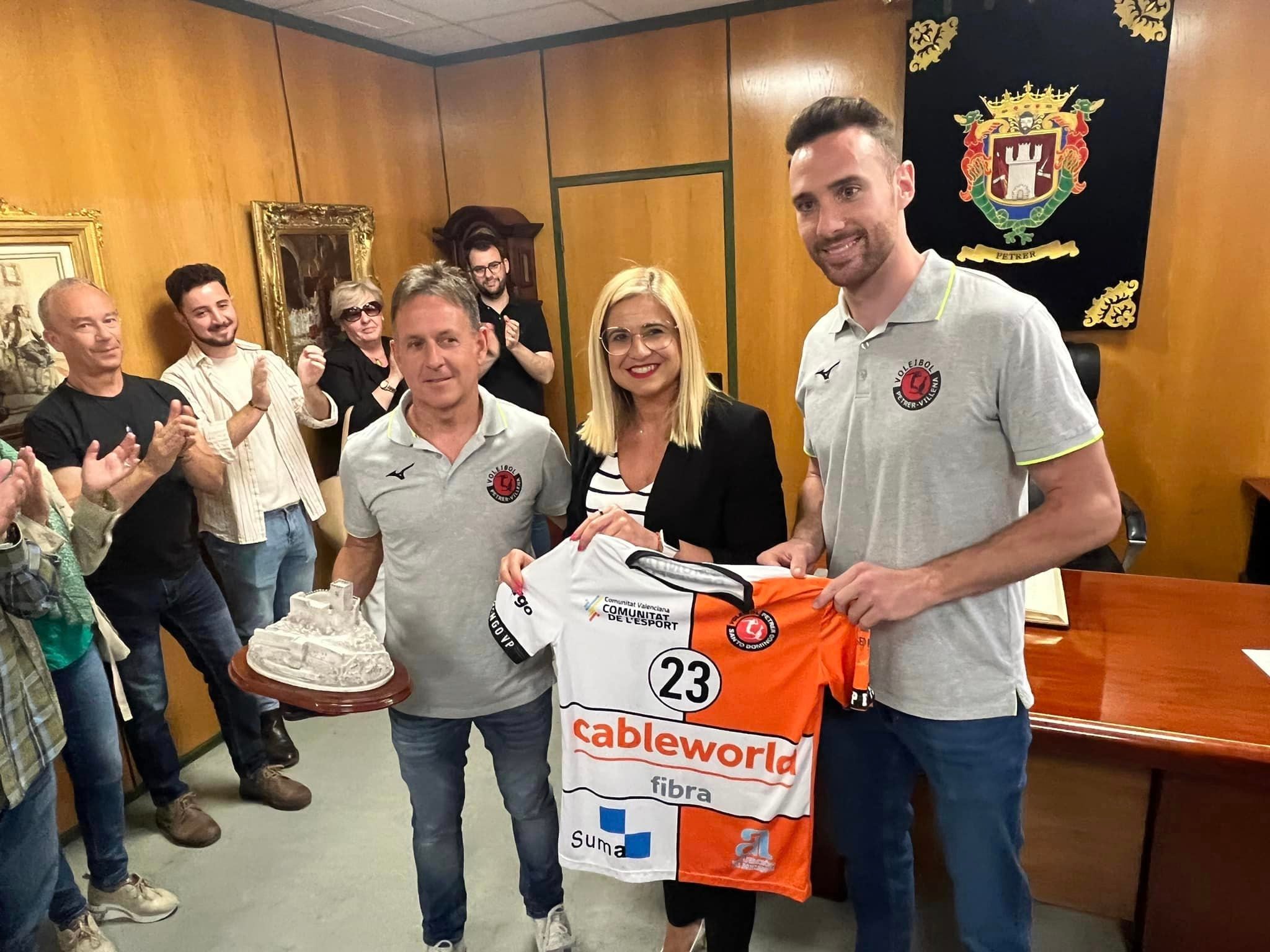 Irene Navarro, alcaldesa de Petrer, recibió al equipo tras lograr el ascenso