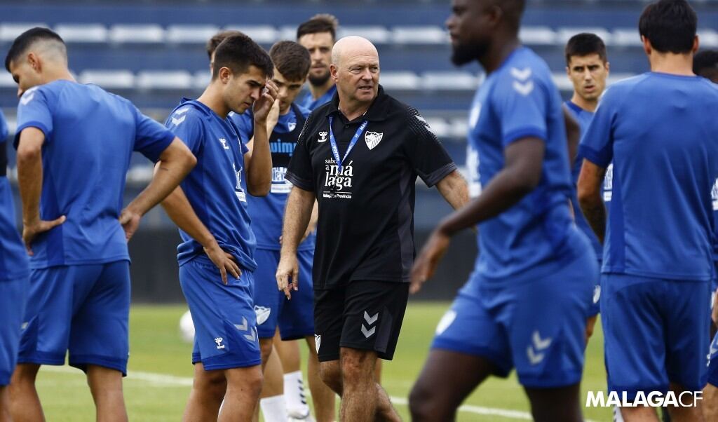 Pepe Mel, en el centro de la imagen, dirigiendo un entrenamiento del Málaga