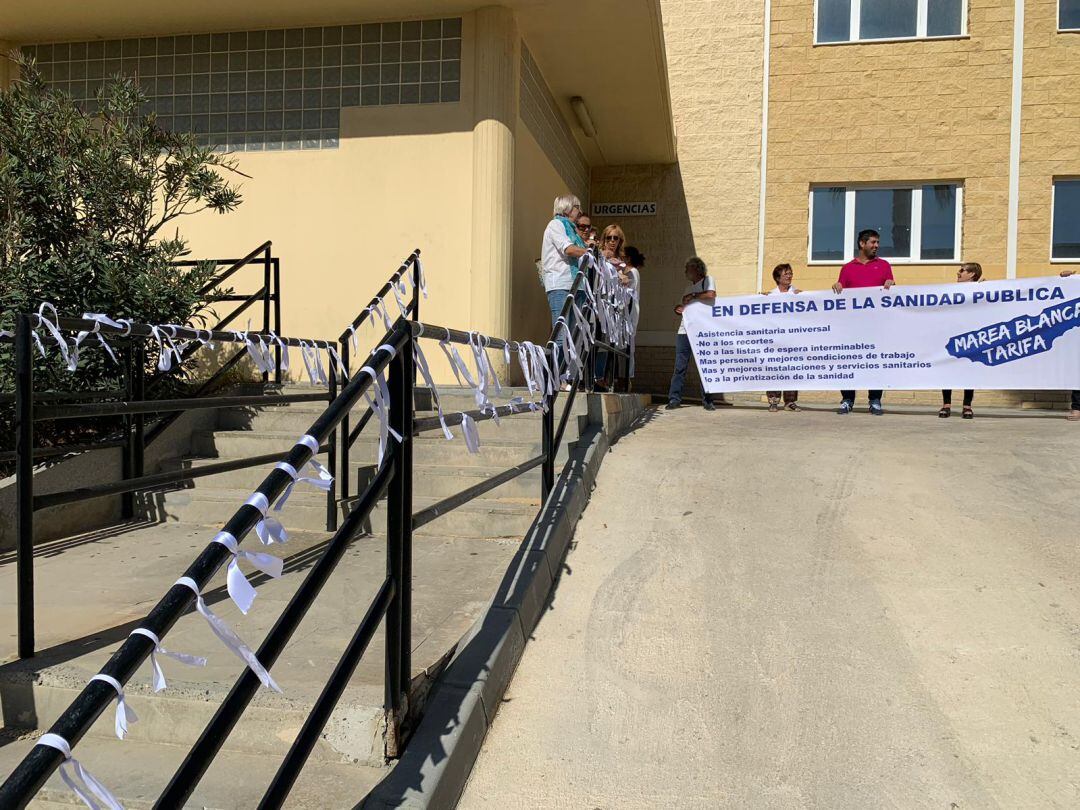 Un momento de la concentración de Marea Blanca en el Centro de Salud tarifeño.
