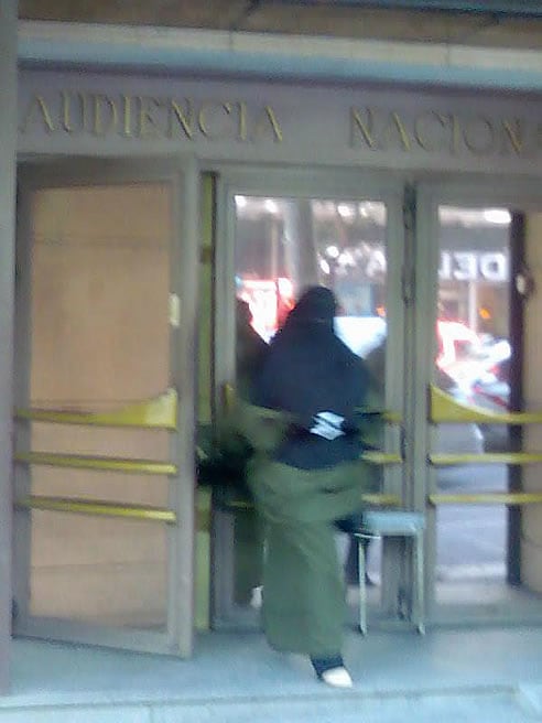 En la imagen, la mujer al salir de la Audiencia Nacional.