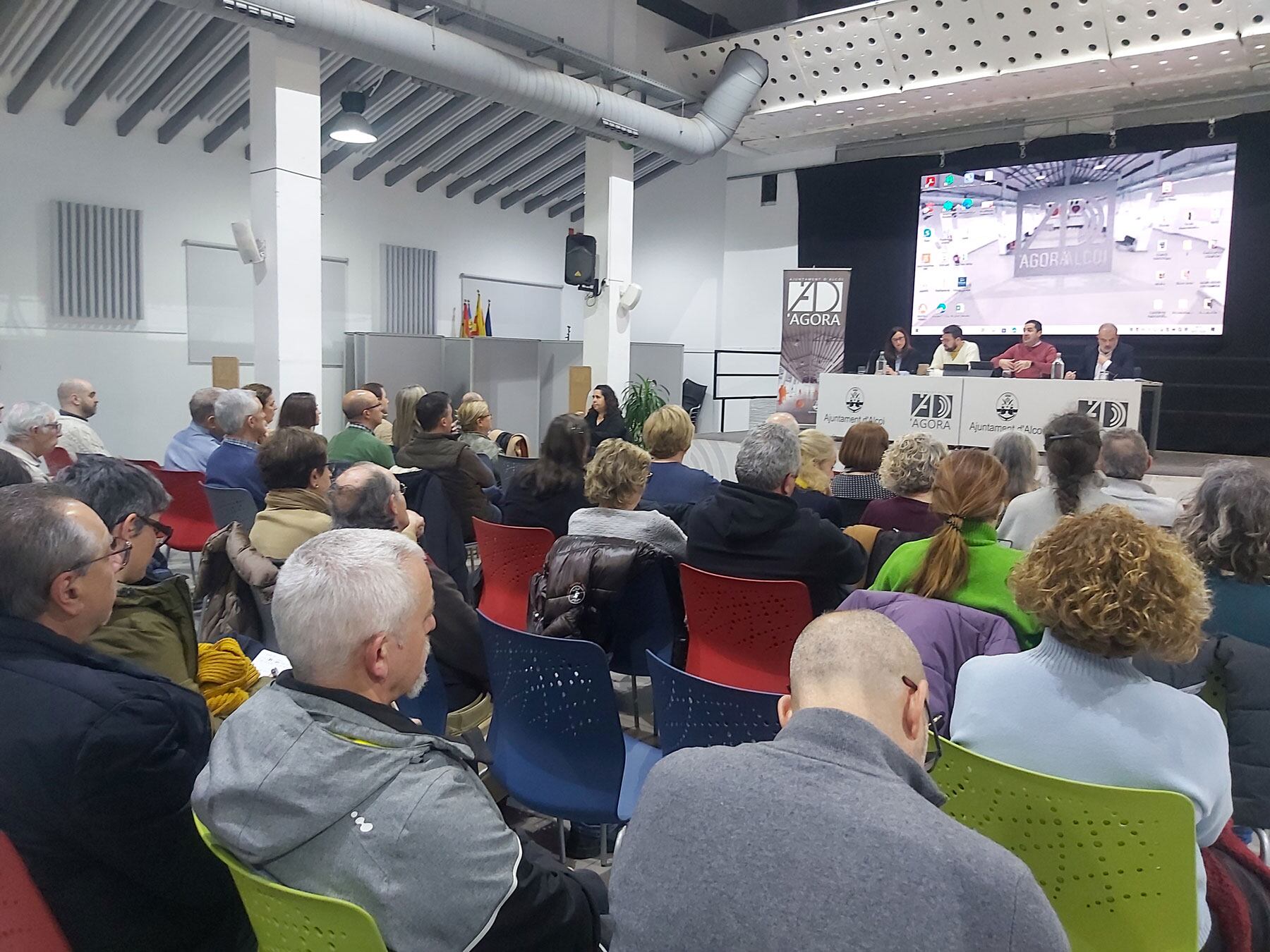 Vista general de la reunión que ha tenido lugar en la Sala Àgora en la que han participado políticos, entidades, comerciantes y vecinos