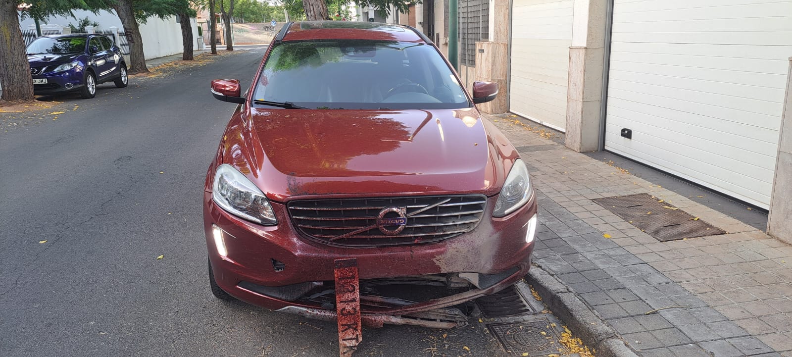 Estado del vehículo tras el choque con un grupo de jabalíes grandes en la autovía A-41