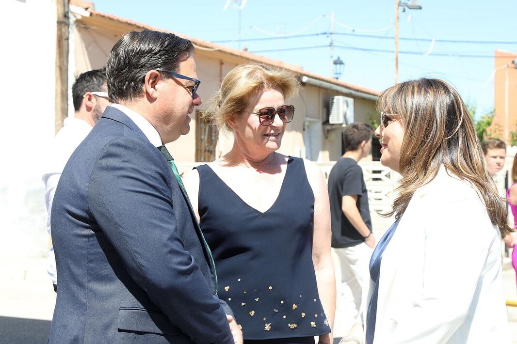 El alcalde, con las diputadas provinciales