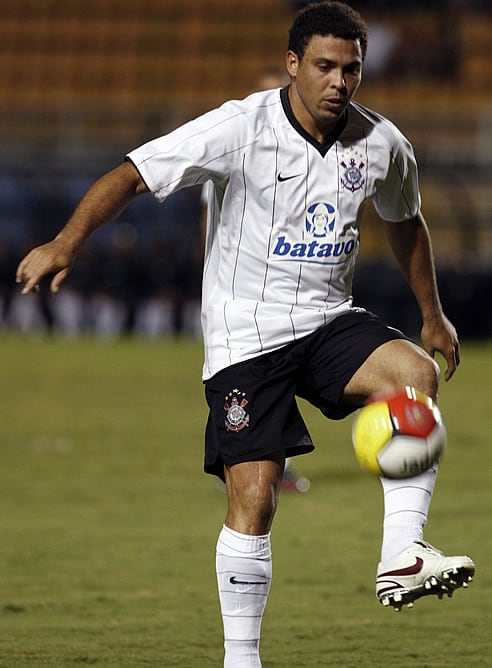 Ronaldo en el transcurso de un partido con el Corinthians