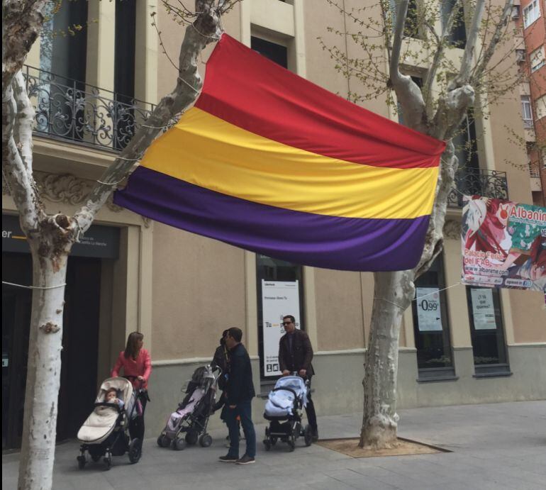 La bandera de la República lució durante unas horas en la plaza Gabriel Lodares