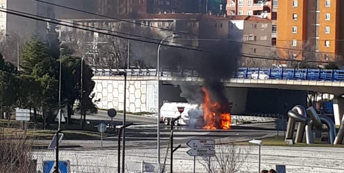 Cabina del trailer ardiendo