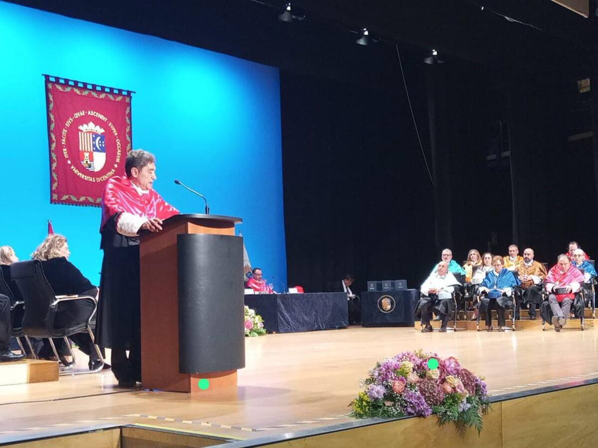 Amparo Navarro, rectora UA, en la apertura del curso académico 2025/25, se refiere a la lección inaugural