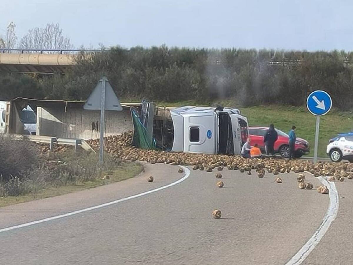 Vuelca un camión cargado de remolacha en Palencia