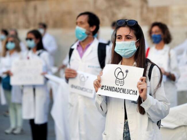 Un centenar de médicos se ha concentrado a las puertas de la Generalitat de València para decir "basta" al menosprecio que sufre el colectivo y a la mala gestión en sanidad y a rendir un homenaje a los compañeros fallecidos a causa del coronavirus durante la pandemia