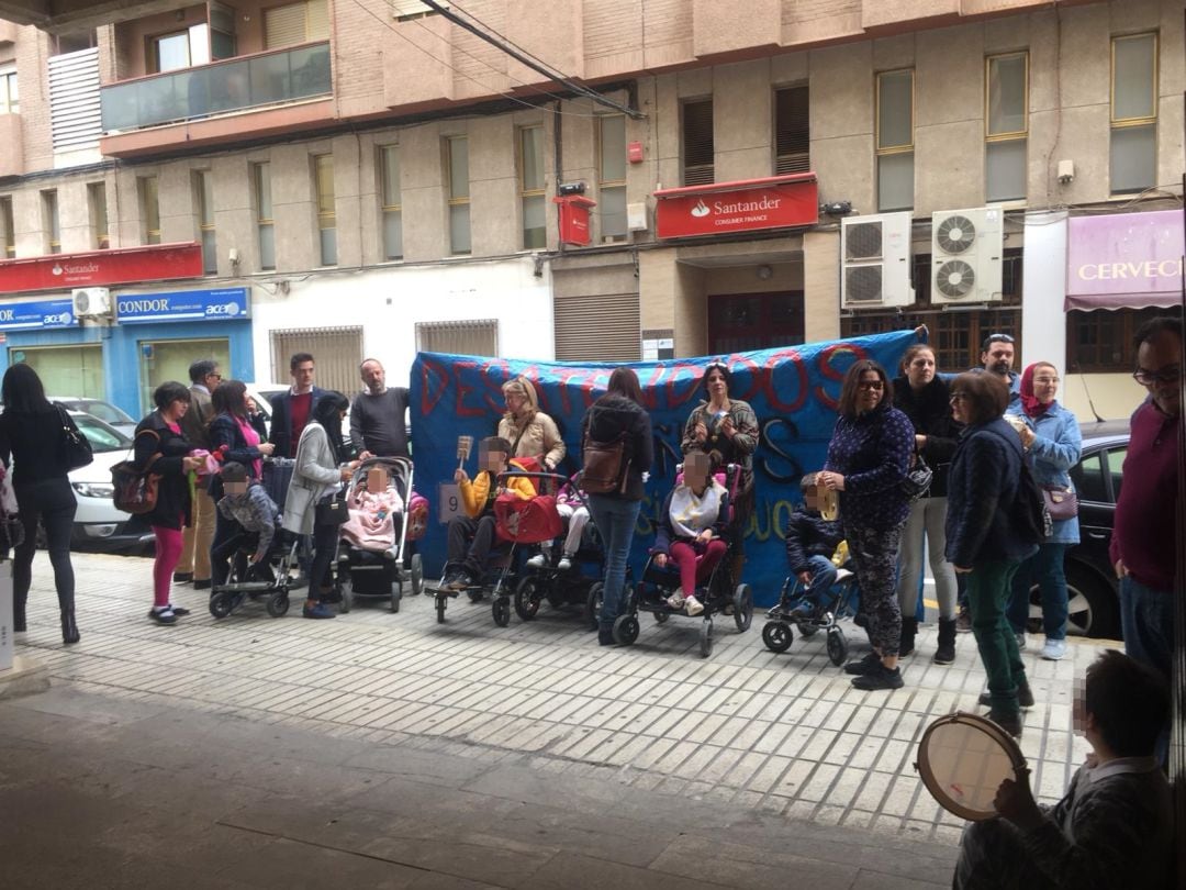 Protesta ante las puertas de la delegación territorial de Educación en Alicante