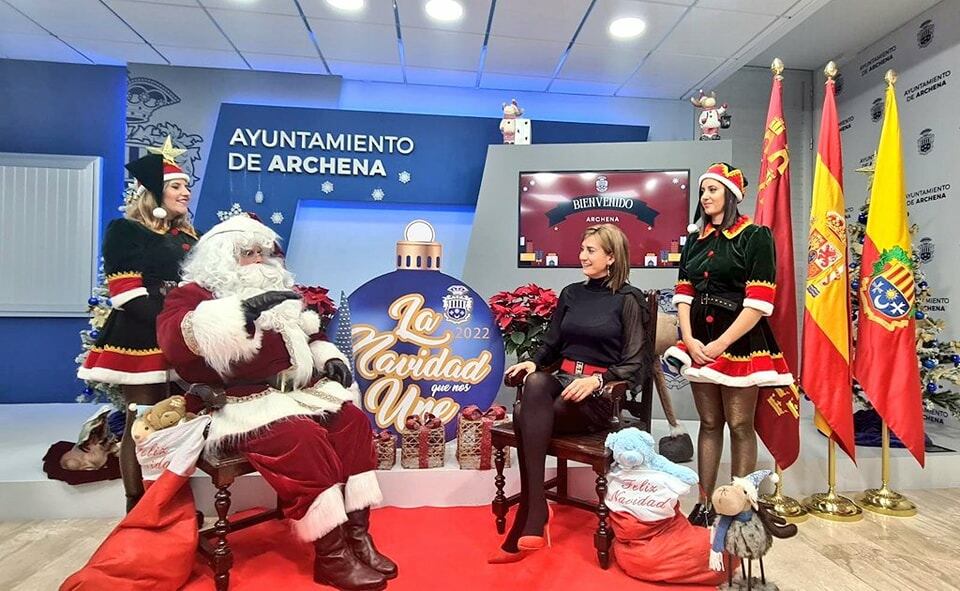 Patricia Fernández con Papá Nöel en el edificio consistorial de Archena