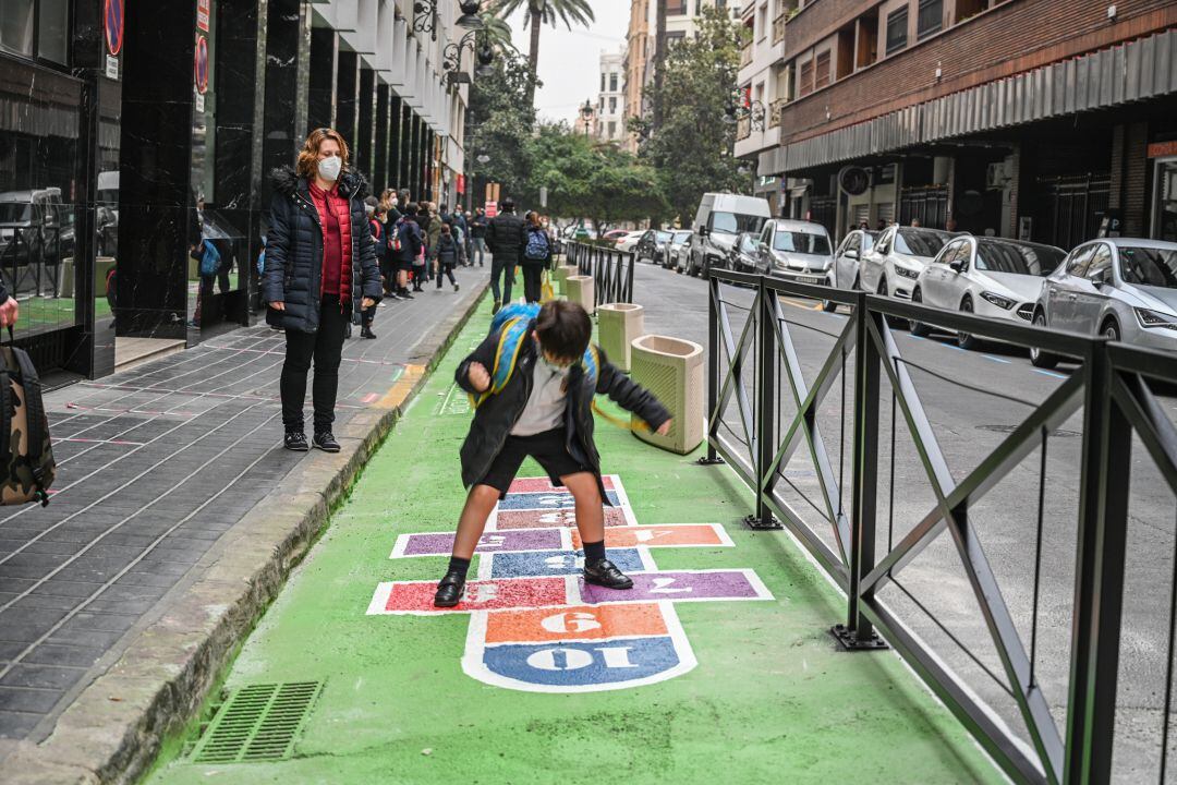 Zona de calzada que se ha ganado como espacio peatonal en el colegio Dominicos de València. 