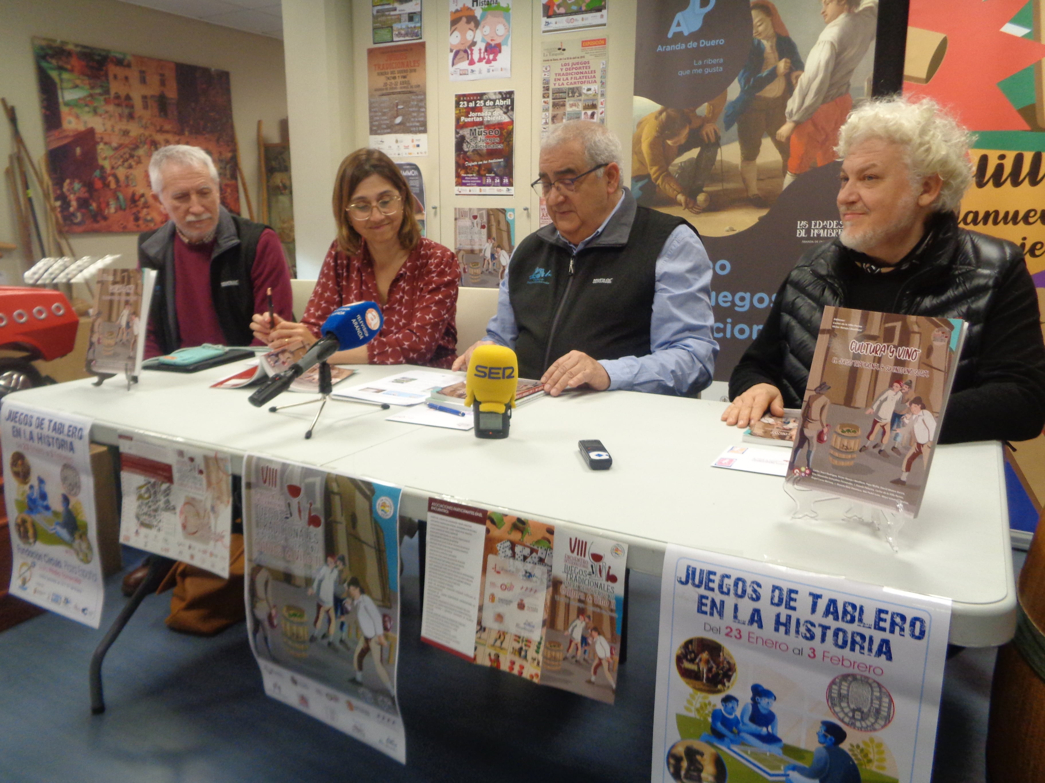 De izq a dcha, Gregorio Cámara, vicepresidente de La Tanguilla, Raquel González, alcaldesa de Aranda, Carlos de la Villa y Pepe Moltó.