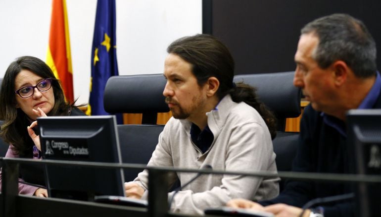 El líder de Podemos, Pablo Iglesias, junto a Mónica Oltra y Joan Baldoví, de Compromís, en una rueda de prensa en el Congreso.