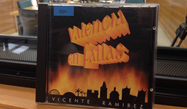 Vicente Ramírez ha estado dando la bienvenida a miles de personas con su música durante las Fallas en la Plaza del Ayto. de Valencia