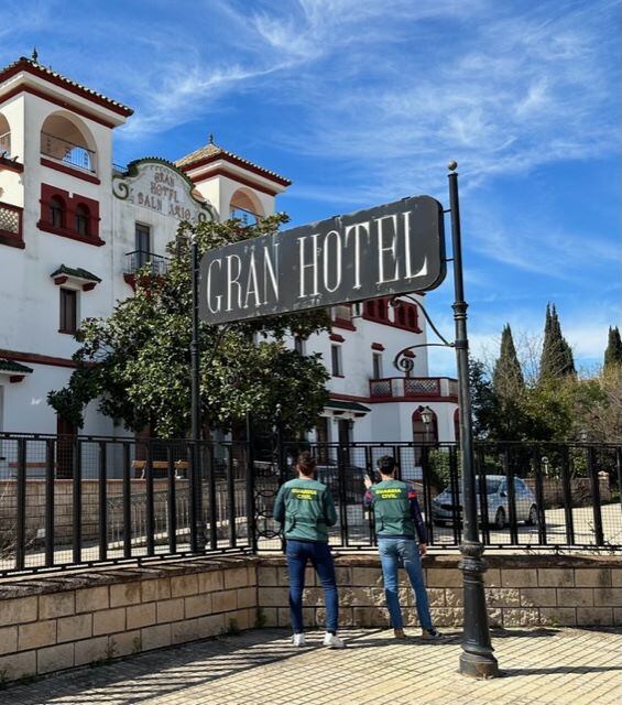 Agentes de la Guardia Civil a las puertas del Balneario de Marmolejo