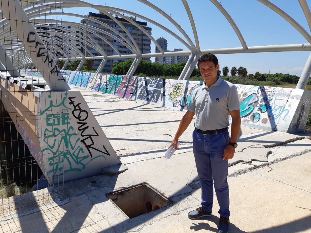 El concejal popular Carlos Mundina denuncia &#039;in situ&#039; el mal estado de la pasarela peatonal de Cuc de Llum, que une los barrios de Nazaret con el Grau