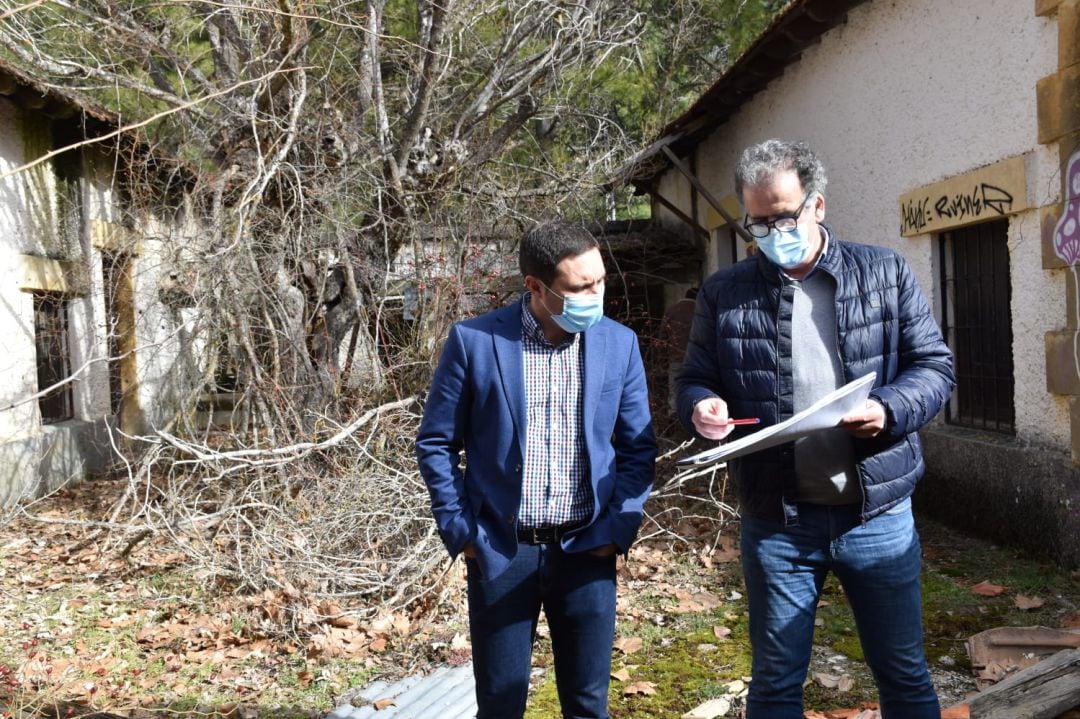 El presidente de la institución provincial, Álvaro Martínez Chana (i), ha visitado el inicio de las obras