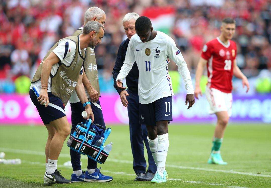 Ousmane Dembélé marchándose lesionado durante el Francia - Hungría