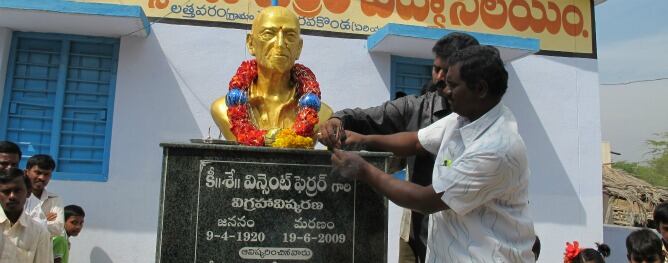 Ceremonia de agradecimiento en Lathavaram ante el busto de Vicente Ferrer