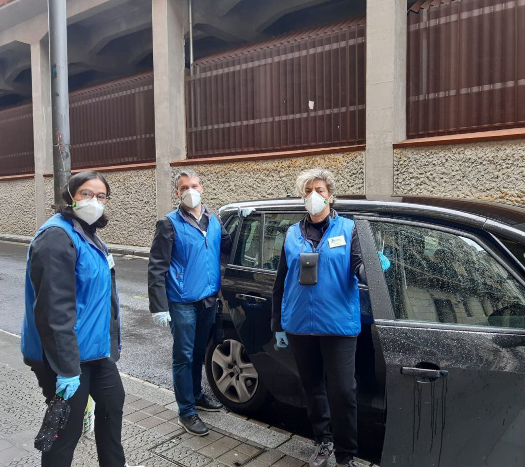 Estíbaliz Barrón, directora de Gizakia, con su equipo antes de iniciar la ronda por albergues y polideportivos donde ayudan a personas sin hogar y con adicciones