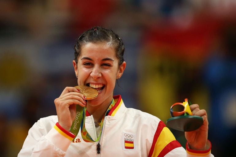 La española Carolina Marín celebra el oro tras vencer a la india Sindhu Pusarla.