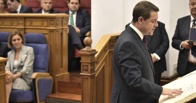 Emiliano García Page prometía su cargo de diputado bajo la atenta mirada de Cospedal