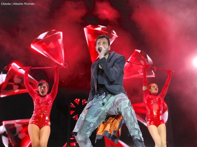 Sebastián Yatra mientras canta en el FestMUVE