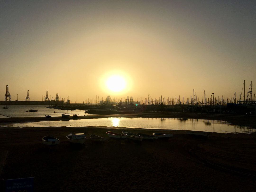 Vista de la calima sobre la playa de Las Alcaravaneras, en Las Palmas de Gran Canaria.