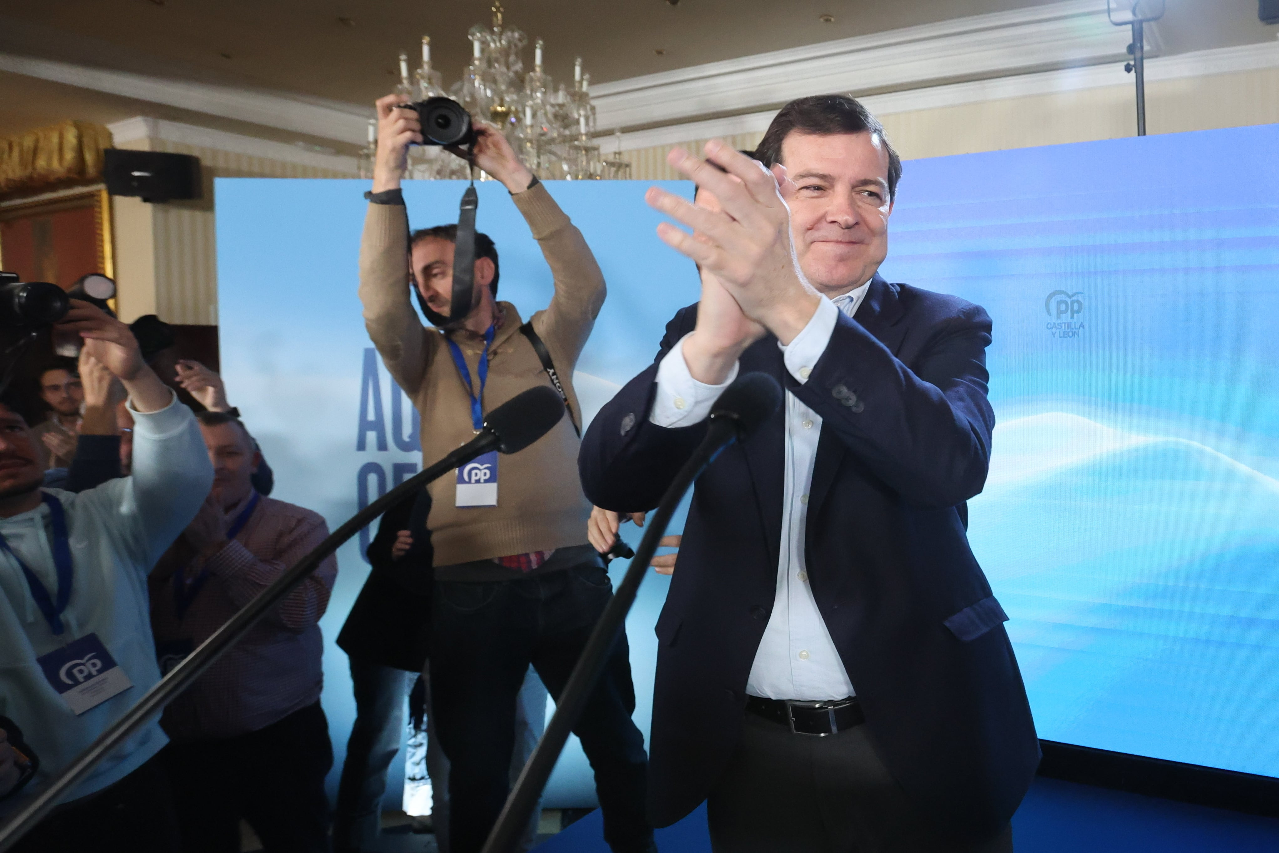 SALAMANCA, 15/03/2026.- El candidato del PP a la presidencia de Castilla y León Alfonso Fernández Mañueco celebra los resultados electorales tras los comicios castellanoleoneses, hoy domingo en la sede popular en Salamanca. EFE/JMGARCIA