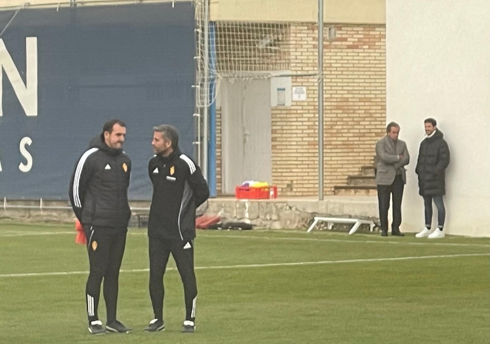 El consejero, Juan Forcén, y el director general, Fernando López, en la imagen al fondo a la derecha, han presenciado el entrenamiento del Real Zaragoza en la Ciudad Deportiva