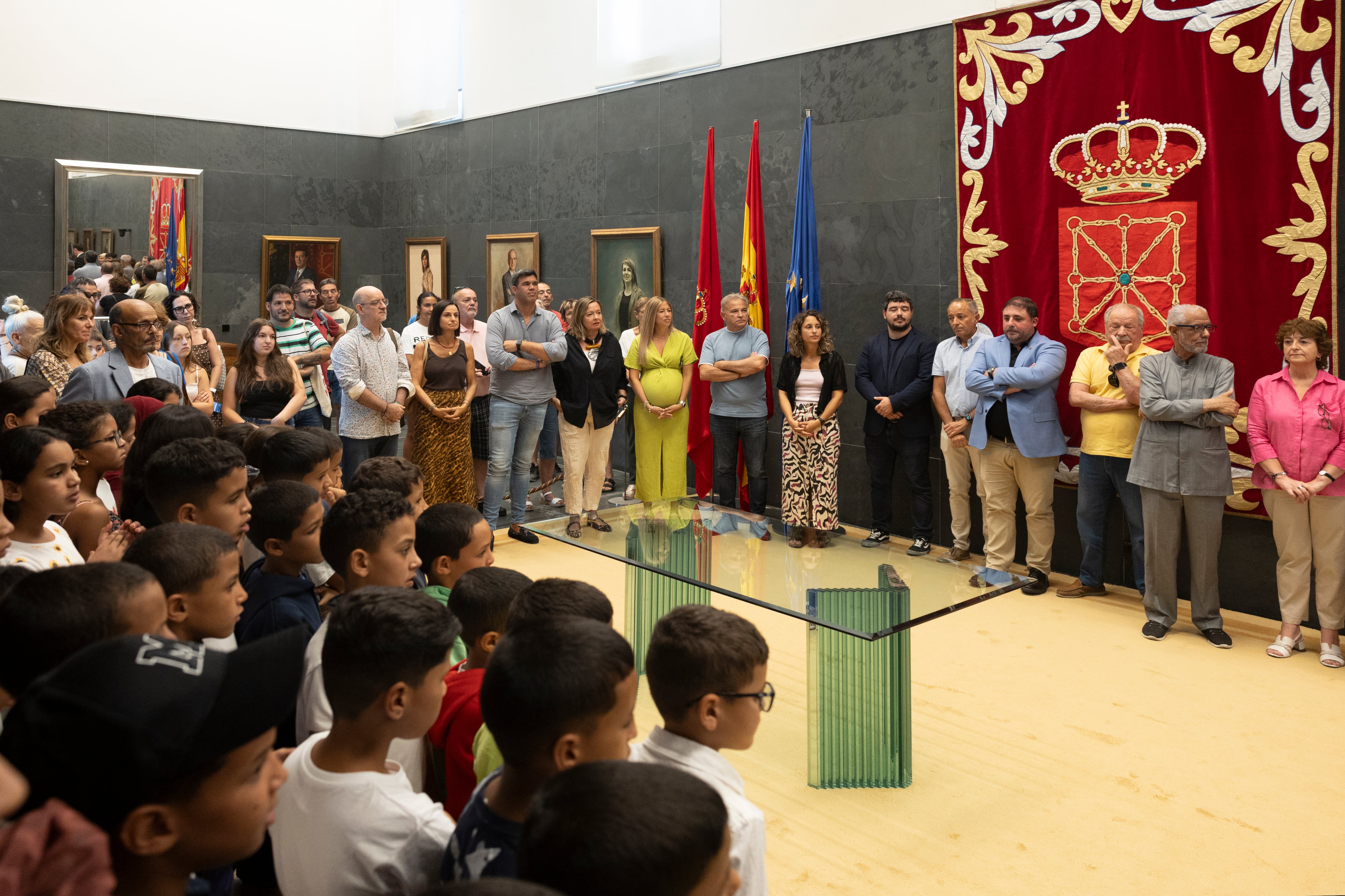 El Parlamento foral abre sus puertas a los niños saharauis que pasan el verano en Navarra