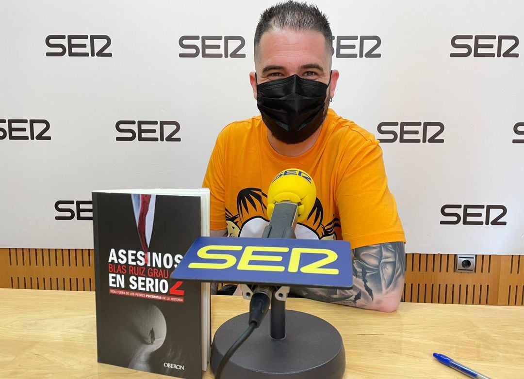 Blas Ruiz Grau, autor de Asesinos en Serio 2, en los estudios de Radio Murcia