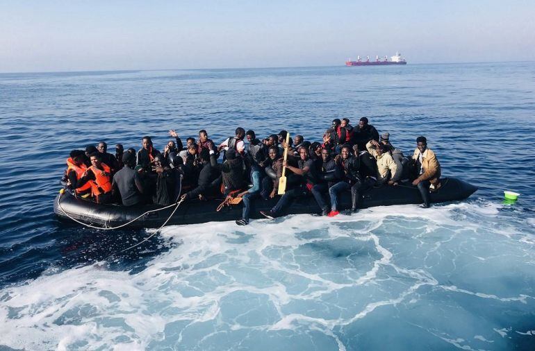 Inmigrantes en una patera en las aguas de Tarifa (Fotografía de archivo)