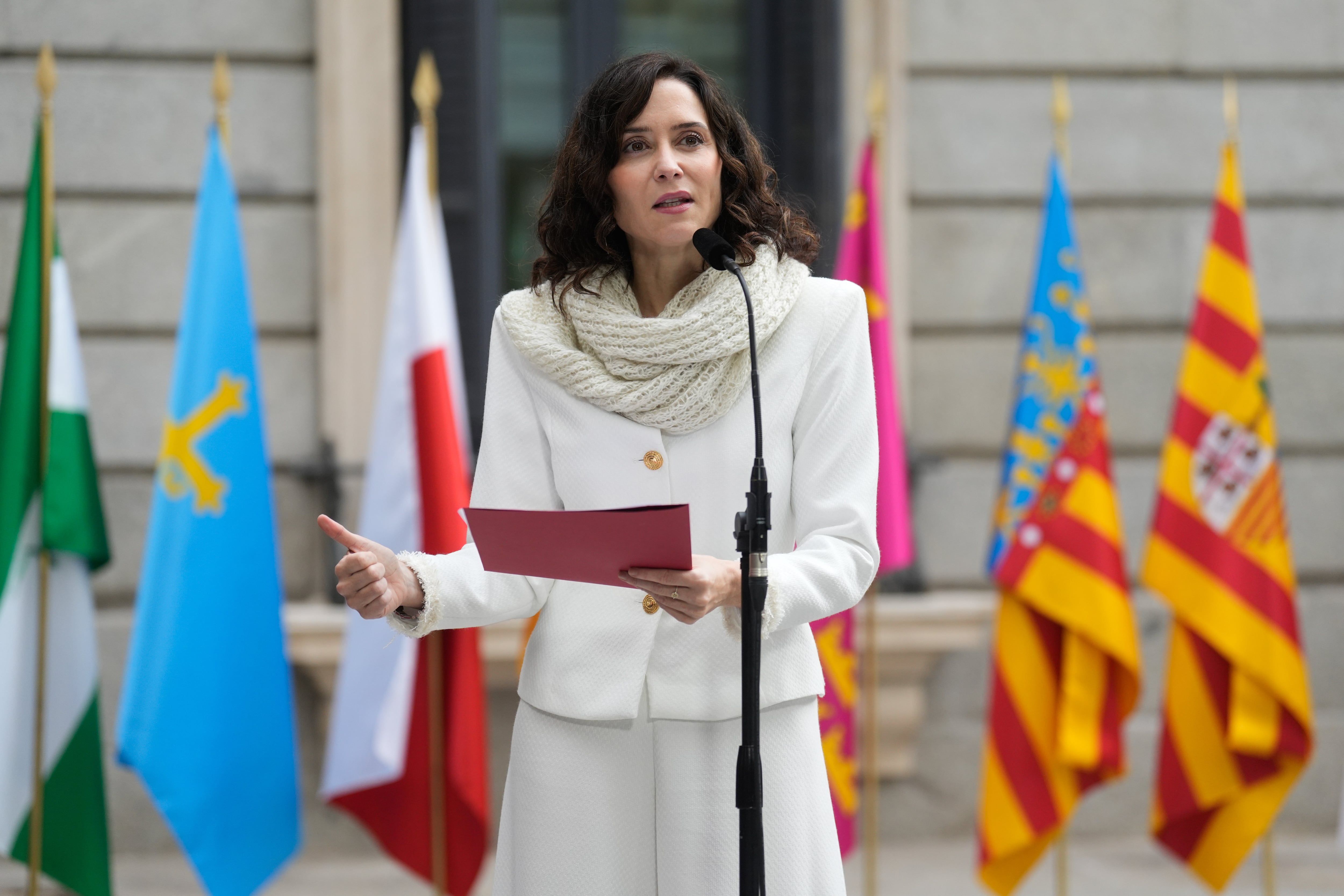 La presidenta de la Comunidad de Madrid, Isabel Díaz Ayuso, hace una declaración a la prensa a su llegada al acto institucional por el Día de la Constitución, este sábado, en Madrid.