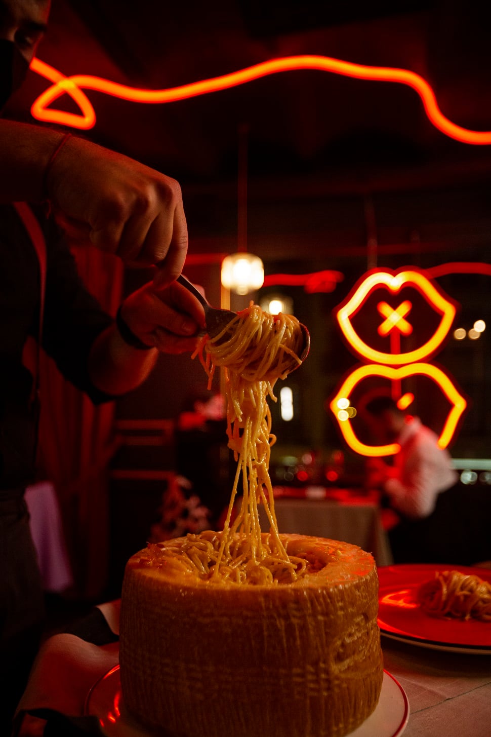 Pasta a la carbonara acabada dins del formatge pecorino