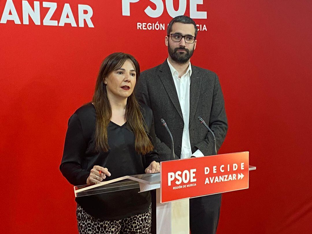 El portavoz del PSOE-RM, Francisco Lucas y la diputada nacional, Marisol Sánchez Jódar