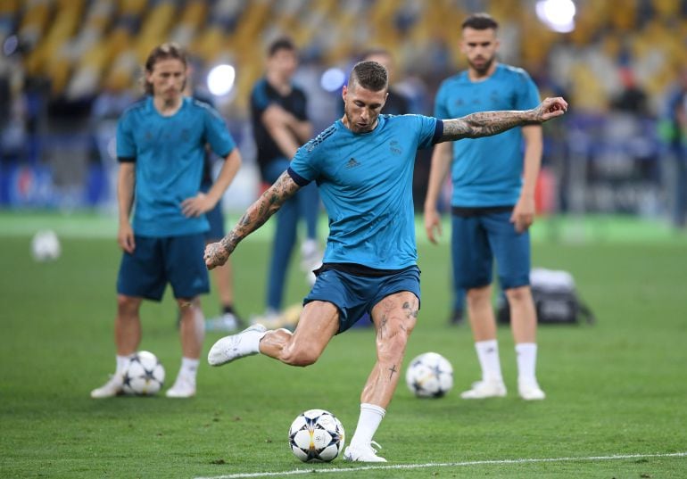 Ramos prueba a puerta en una acción del entrenamiento