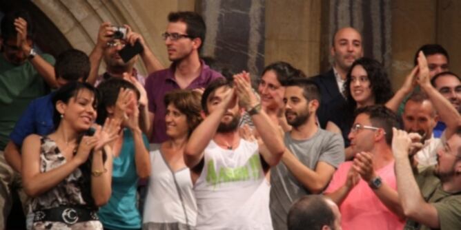 Els col·lectius LGTB aplaudeixen després de la votació que permet que la llei contra l'homofòbia iniciï els tràmits al Parlament, el passat 17 de juliol del 2013