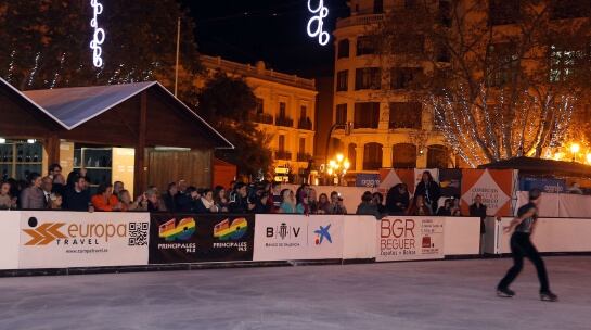 La alcaldesa y la concejal de comercio inauguraron la pista de hielo