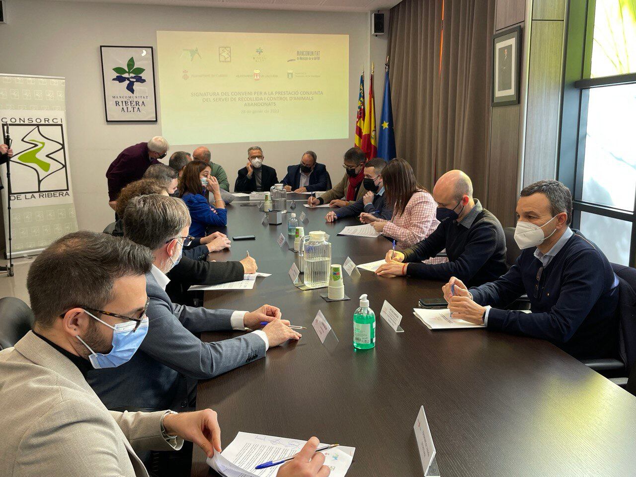 Firma del convenio para el refugio de animales