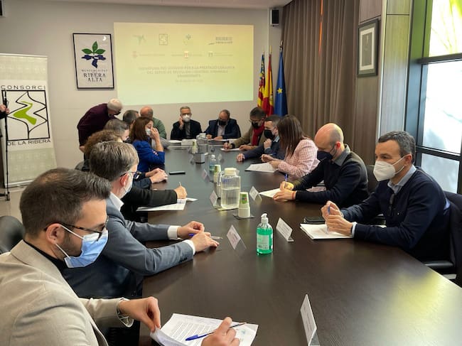 Firma del convenio para el refugio de animales