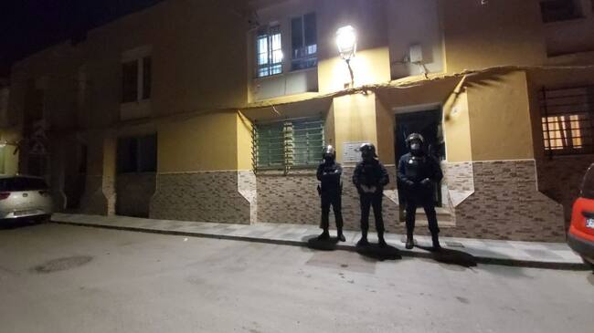 Agentes custodian uno de los domicilios.