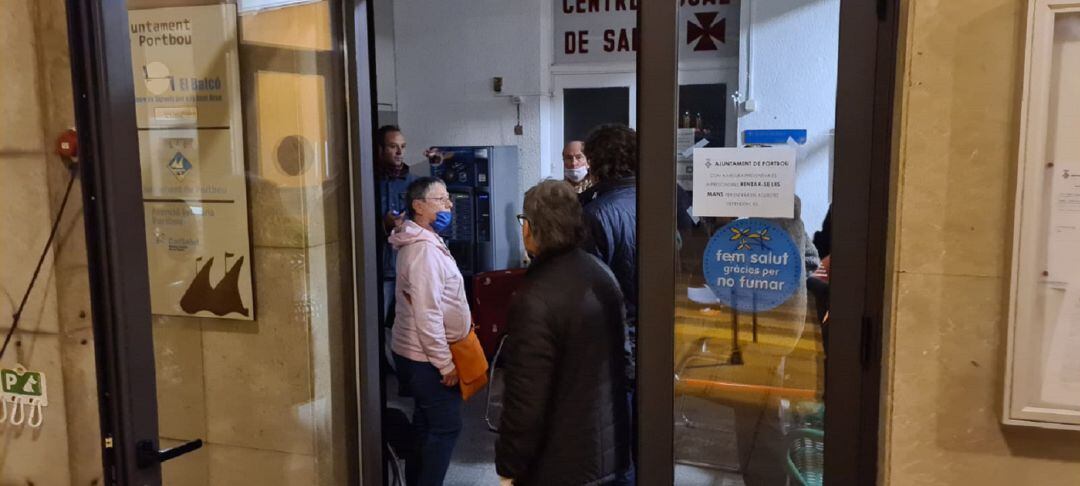 Els turistes en el moment de ser acollits als baixos de l'Ajuntament de Portbou.